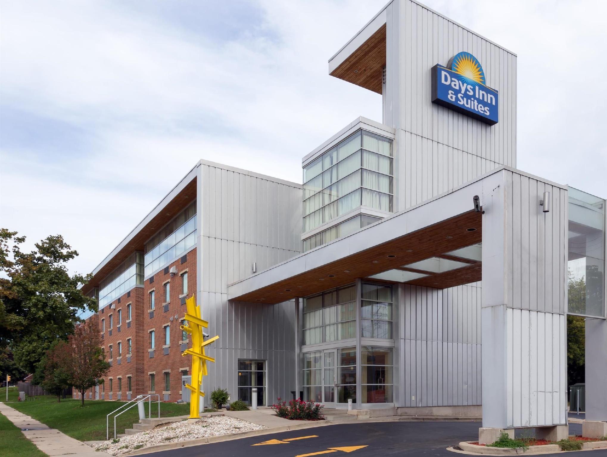 Days Inn & Suites By Wyndham Milwaukee Exterior photo