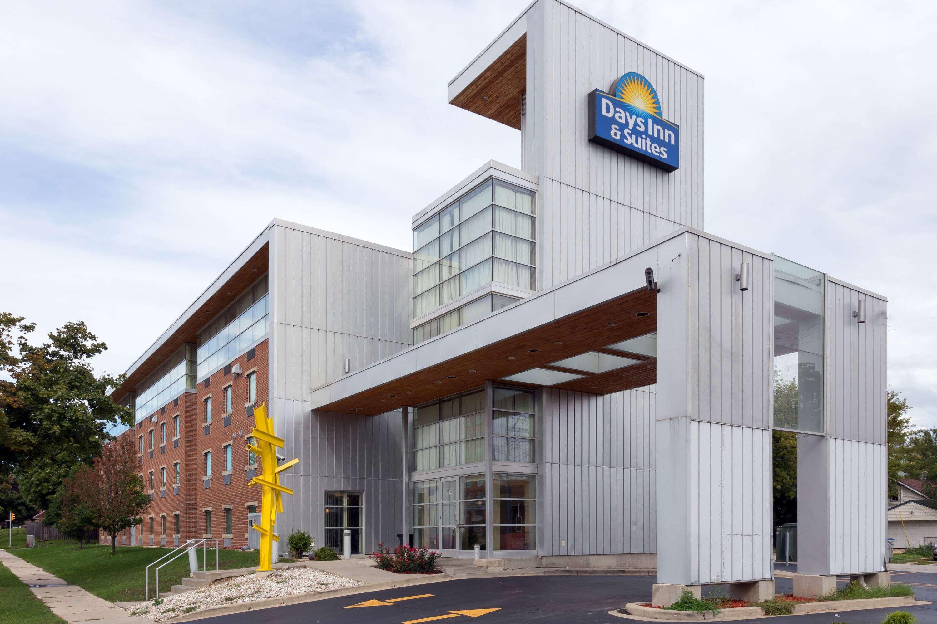 Days Inn & Suites By Wyndham Milwaukee Exterior photo