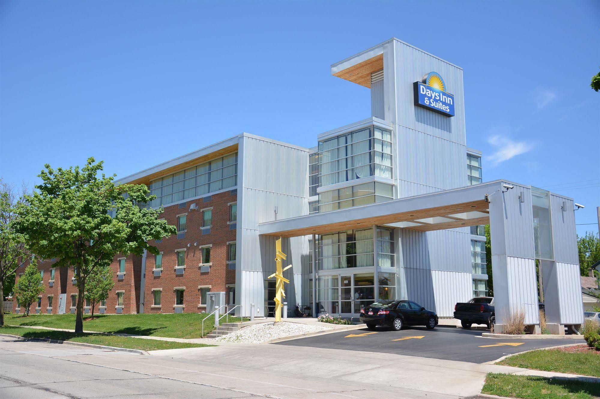 Days Inn & Suites By Wyndham Milwaukee Exterior photo